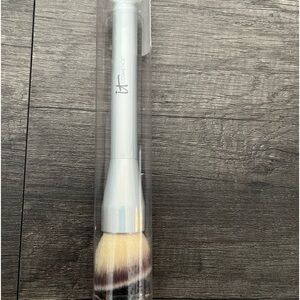IT Cosmetics Angled Buffing Foundation Brush New